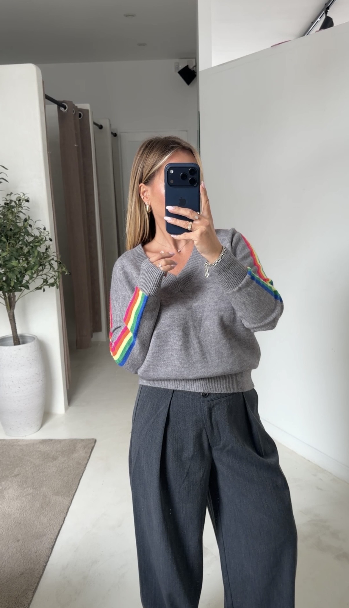 Pull col V gris arc-en-ciel — vue 2