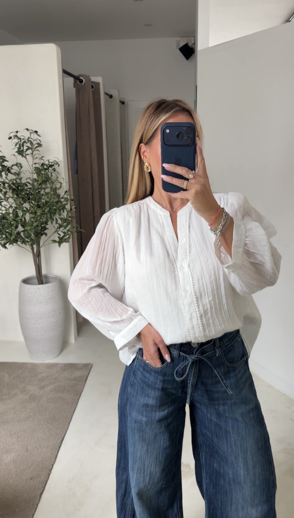 Blouse blanche col V détails dentelle sur les épaules — vue 2