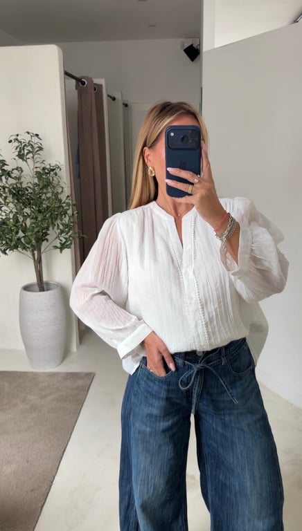 Blouse blanche col V détails dentelle sur les épaules — vue alternative