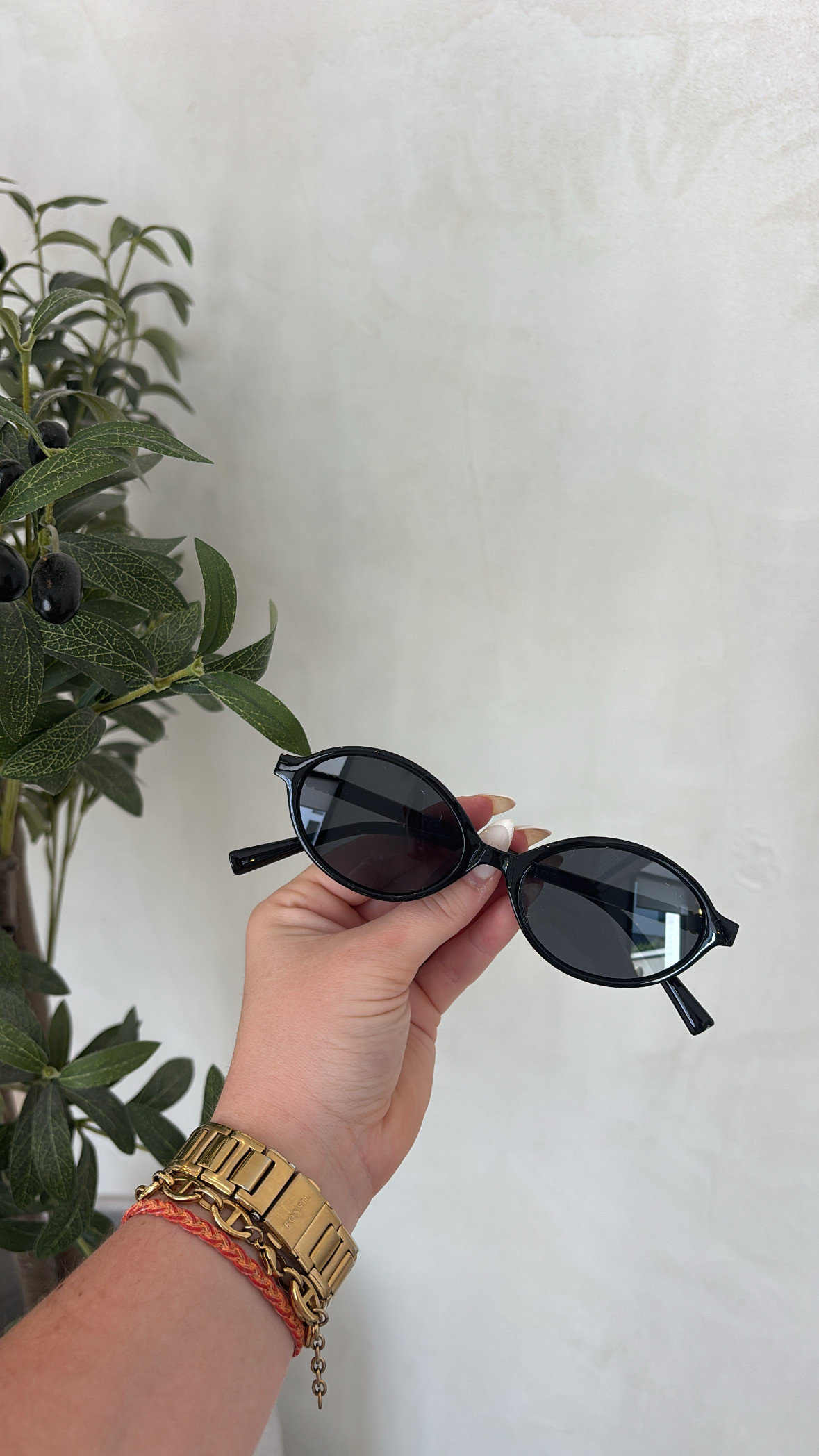 Lunettes de soleil fines noires & bijoux doré — vue 2