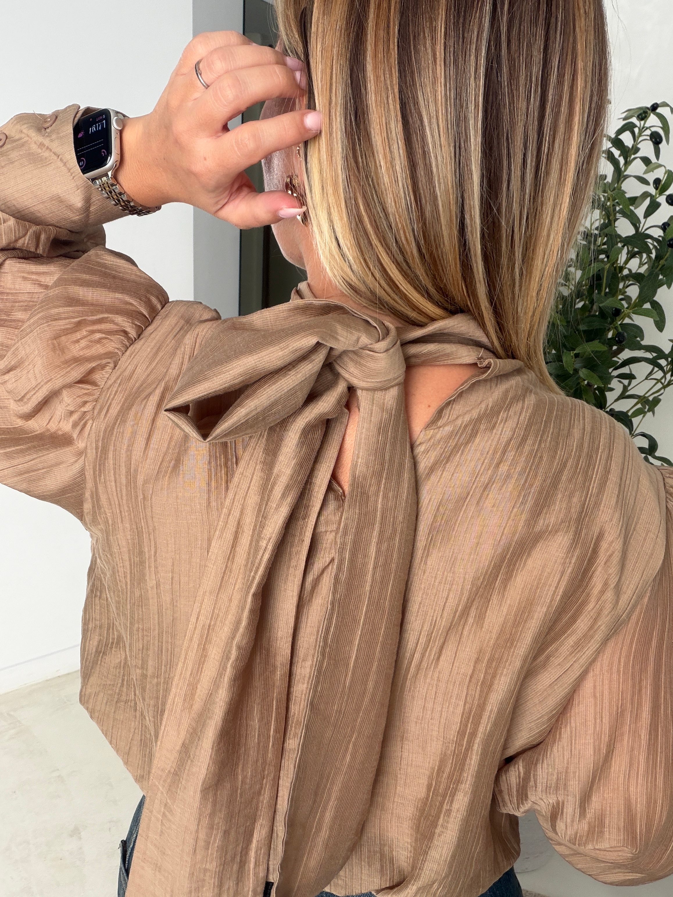Blouse camel avec noeud sur le devant — vue 3