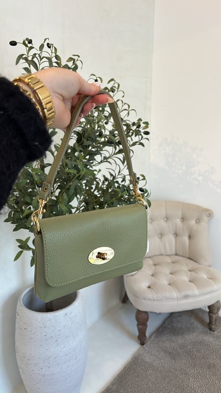 Sac à main vert sauge avec fermoir doré