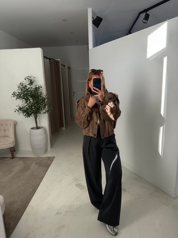 Veste en daim taupe à épaulettes et col funnel — vue alternative