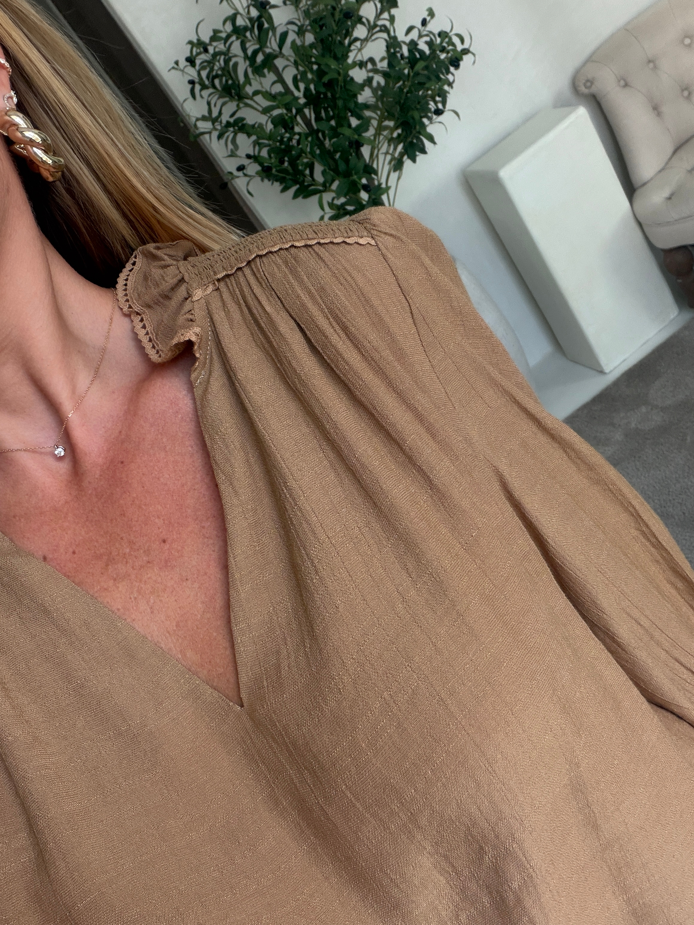 Blouse camel aux détails froncés — vue 3