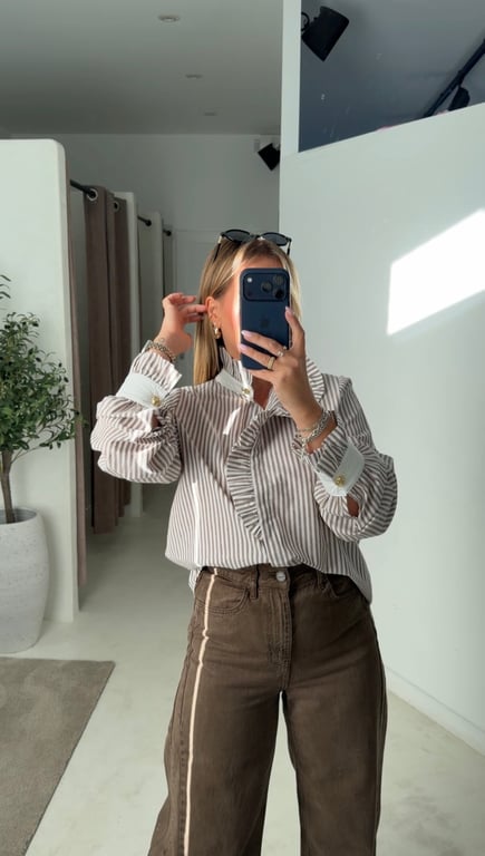 Blouse à rayures marron avec col montant et bouton doré
