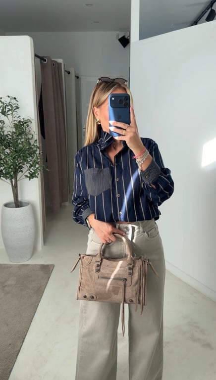Blouse bleu marine à rayures beige — vue alternative