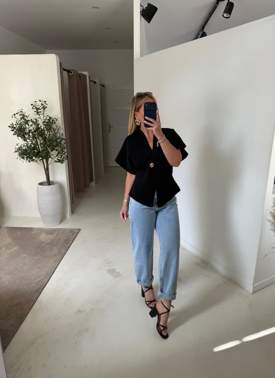 Top en maille noir à bouton doré