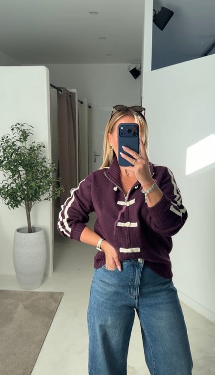 Gilet prune col montant avec bandes blanches