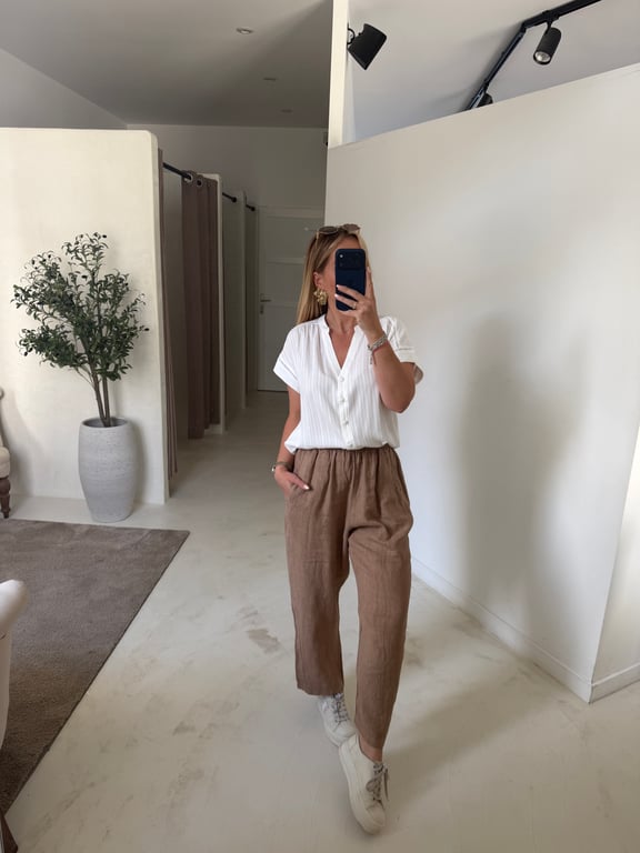 Blouse blanche col V à broderies