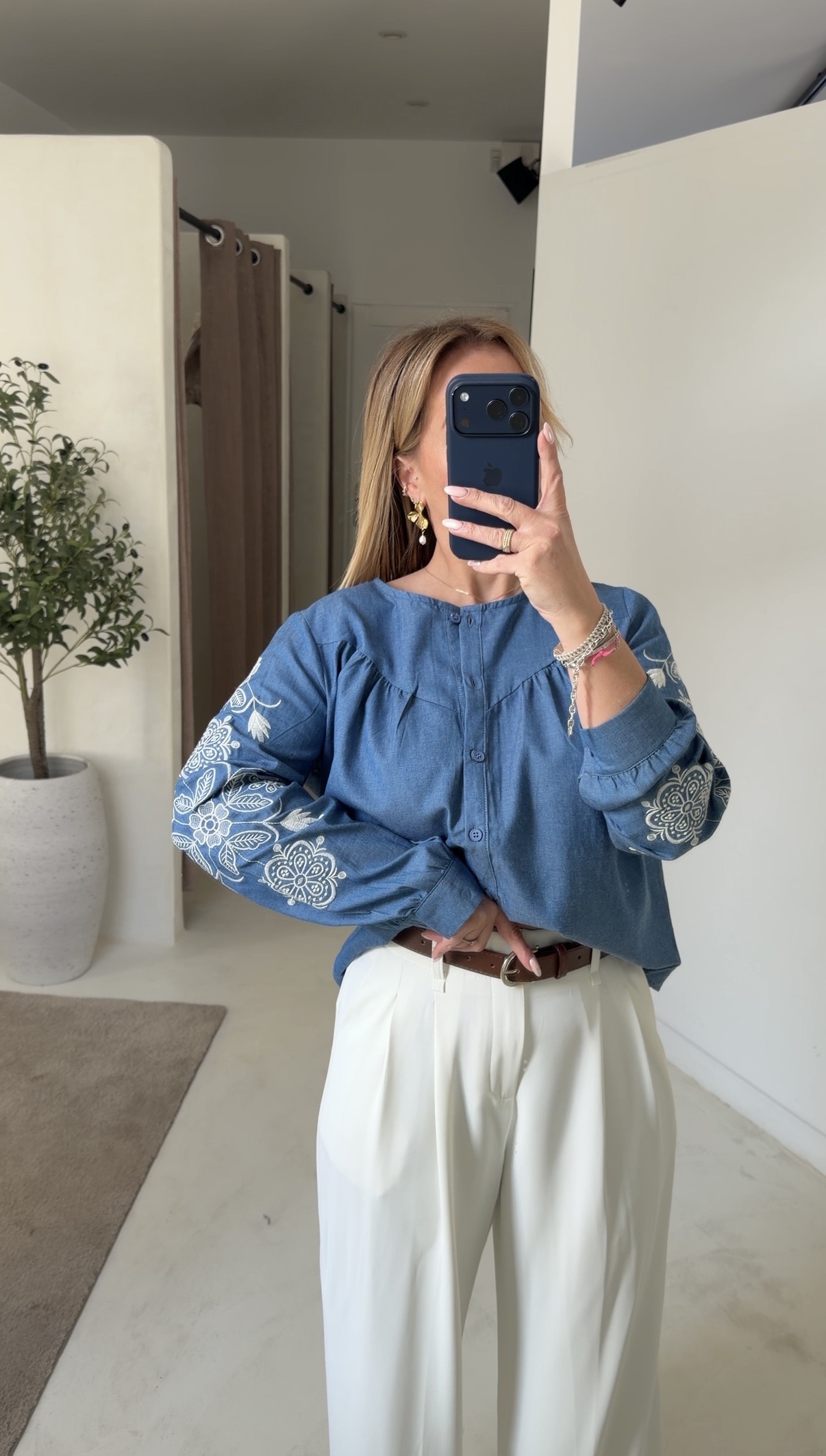 Blouse bleu à broderies fleurs sur les manches — vue 2