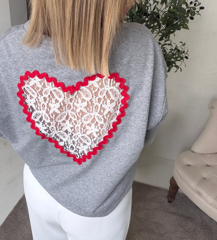 T-shirt gris avec coeur en dentelle dans le dos — vue alternative