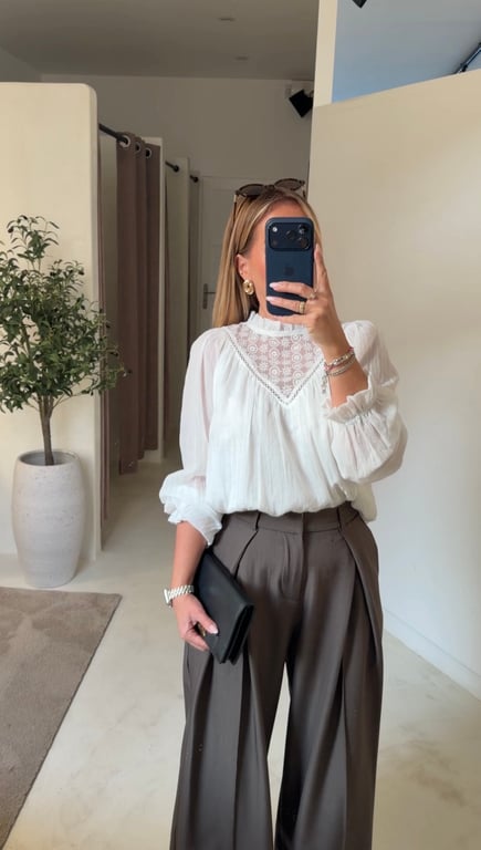 Blouse blanche avec dentelle en V délicate — vue alternative