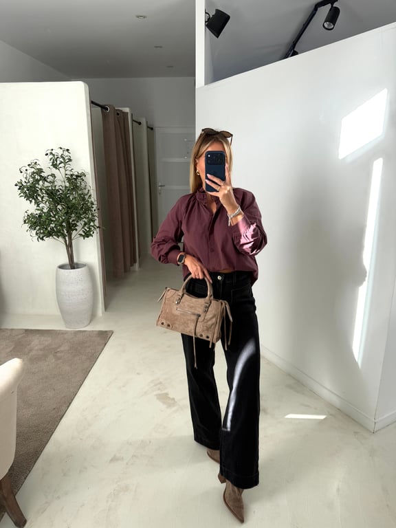 Blouse prune à col élégant