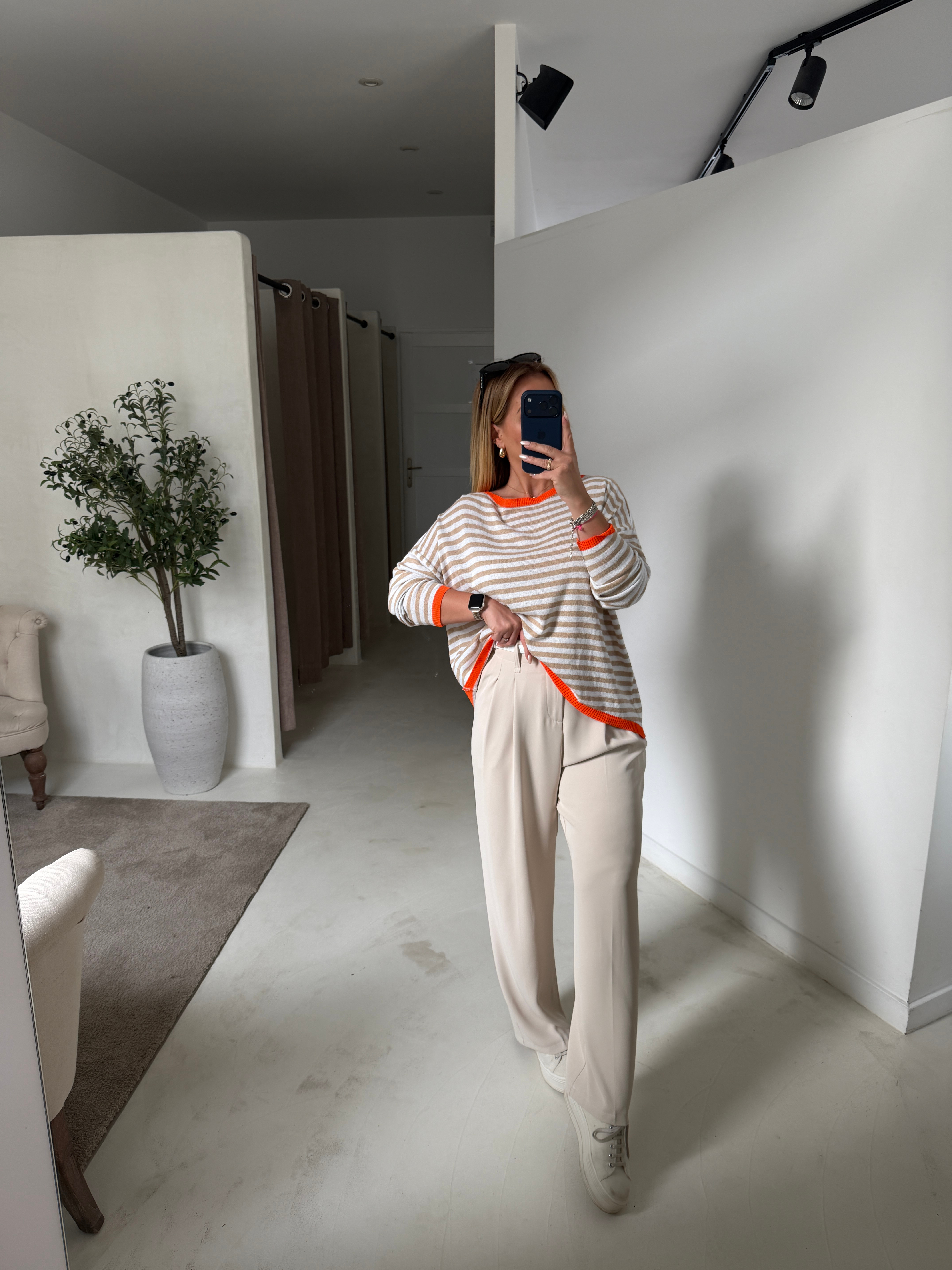 Pull marinière en maille beige et blanc avec orange au col