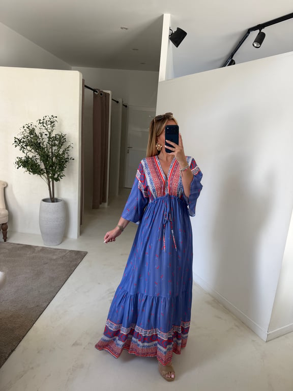 Robe longue bleue à motifs rouges
