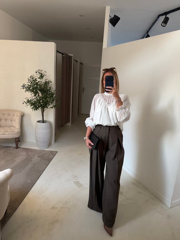 Blouse blanche avec dentelle en V délicate