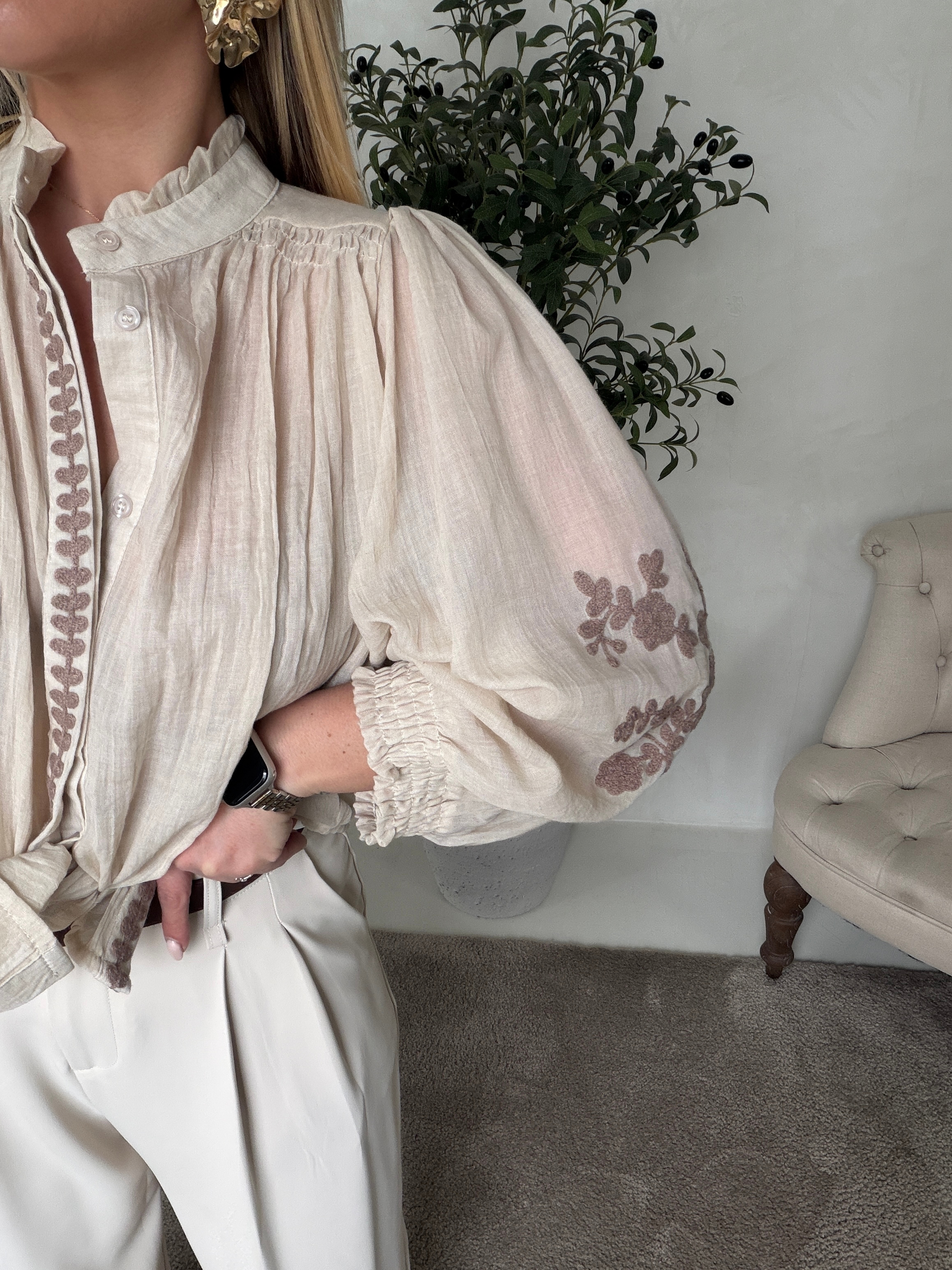 Blouse légère beige avec broderies fleurs taupe — vue 2