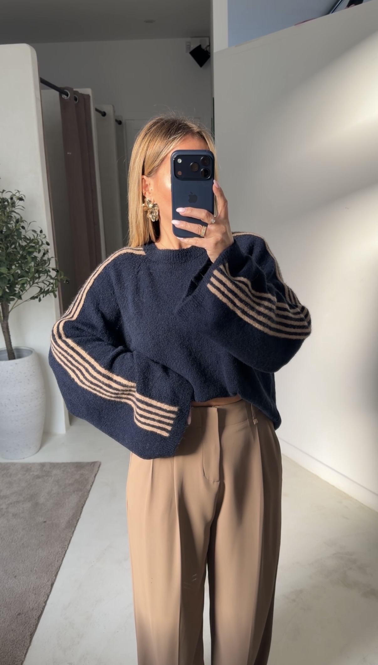 Pull manches 3/4 bleu marine avec bandes camel — vue 2