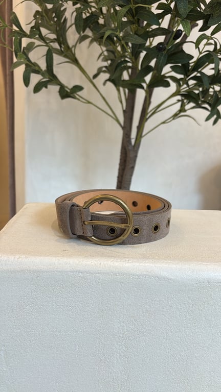 Ceinture en cuir avec œillets taupe