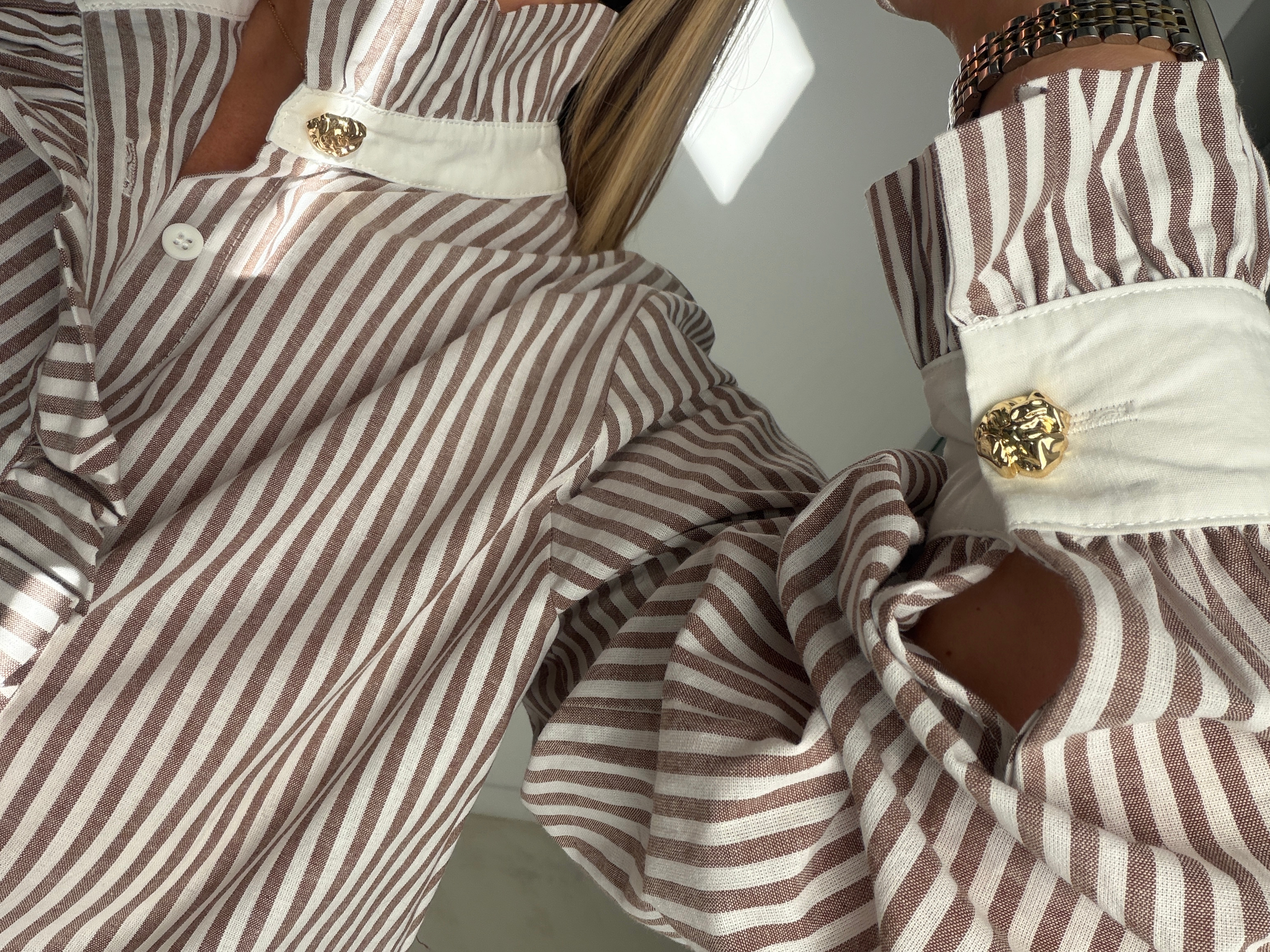 Blouse à rayures marron avec col montant et bouton doré — vue 2