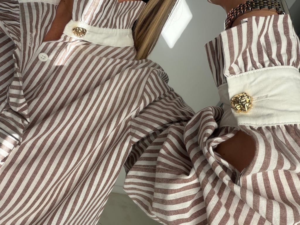 Blouse à rayures marron avec col montant et bouton doré — vue alternative
