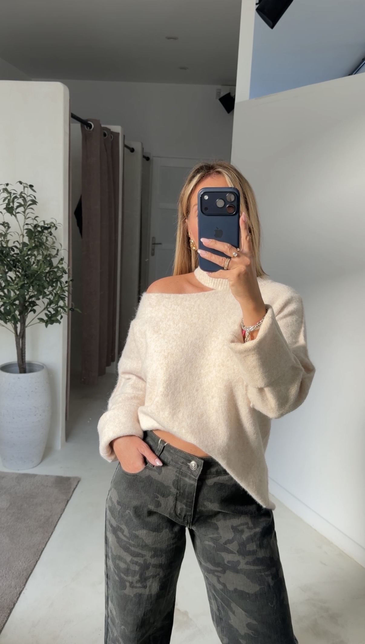 Pull à épaule dénudée beige — vue 2