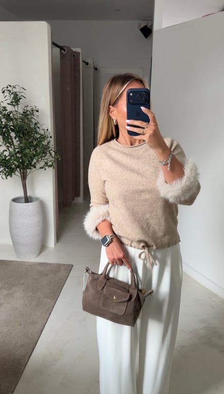 Pull beige manches 3/4 détail fourrure aux poignets