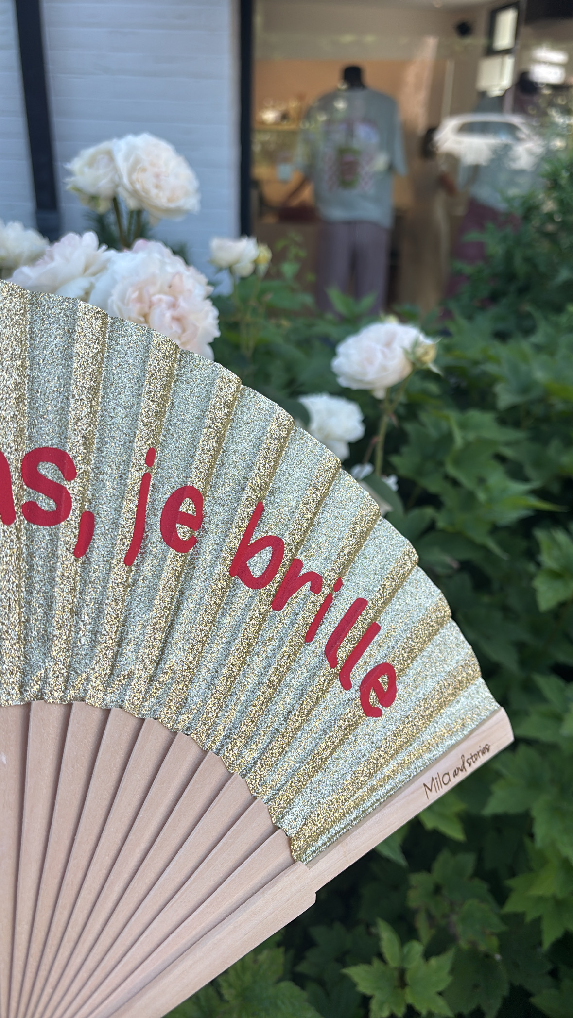 Éventail « Je ne sue pas je brille » doré — vue 2