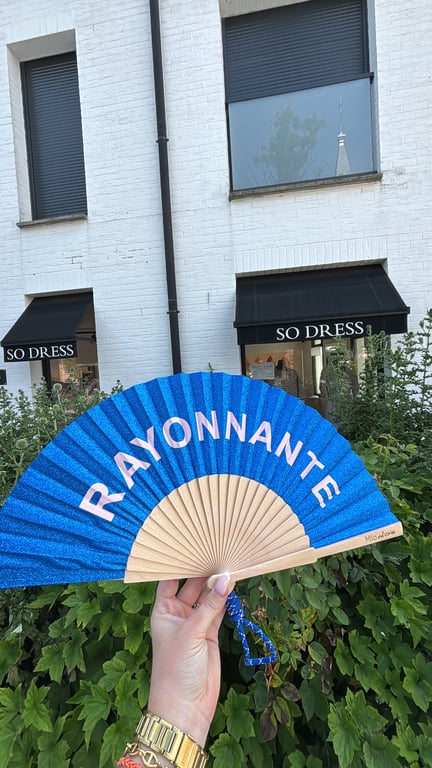 Éventail à paillettes bleu "Rayonnante"