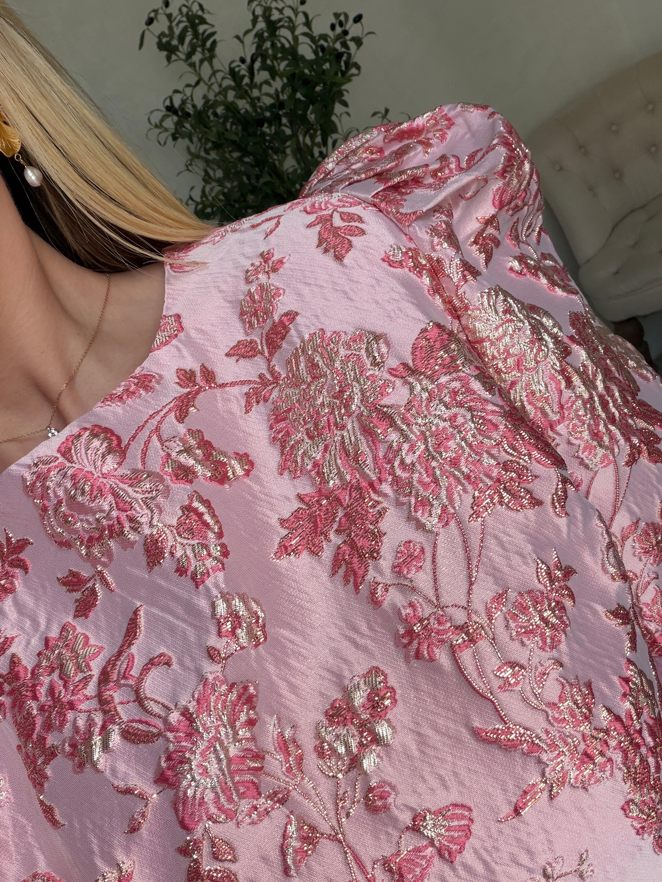 Blouse rose à fleurs et détails dorés — vue 2