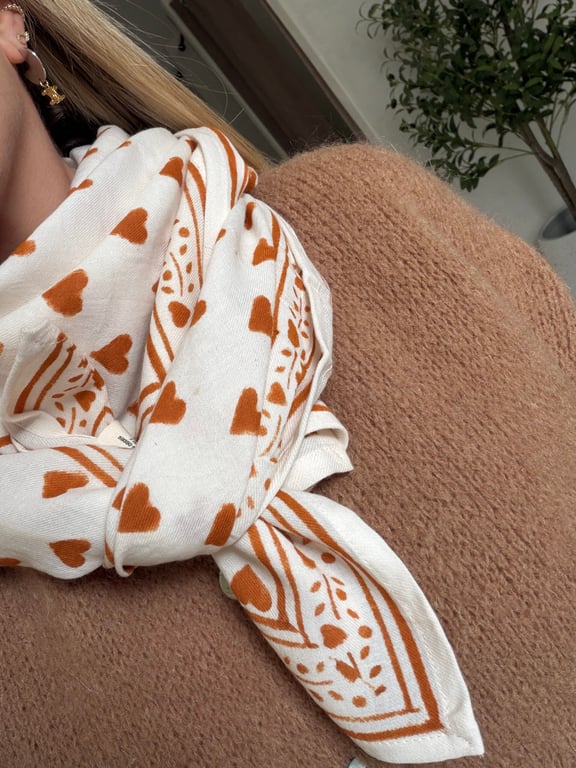 Grand foulard à motifs cœurs camel - Accessoires | Sodress