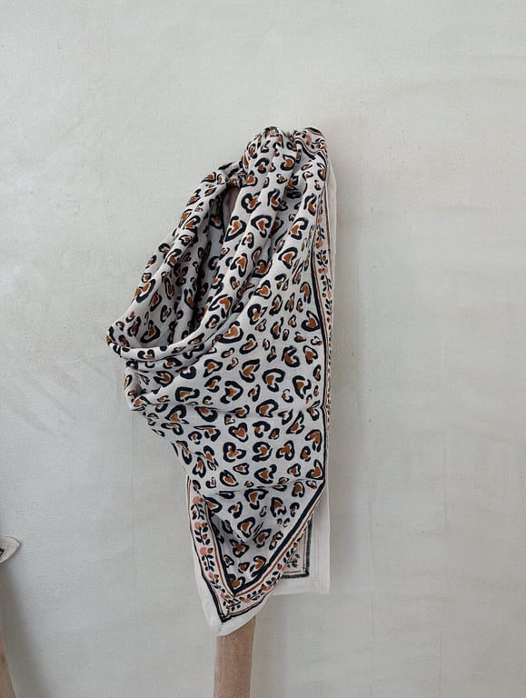 Grand foulard à motifs léopard bleu et camel - Accessoires | Sodress