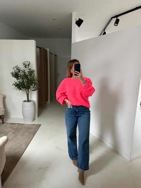 Jean bleu droit, détails coutures aux jambes