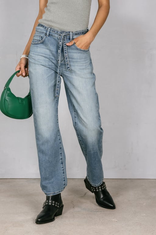 Jean bleu droit longueur 7/8ème avec ceinture