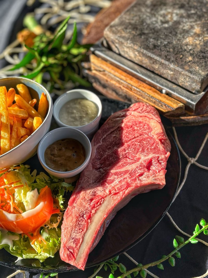 Pièce de bœuf grillée sur pierre chaude, frites maison et salade fraîche