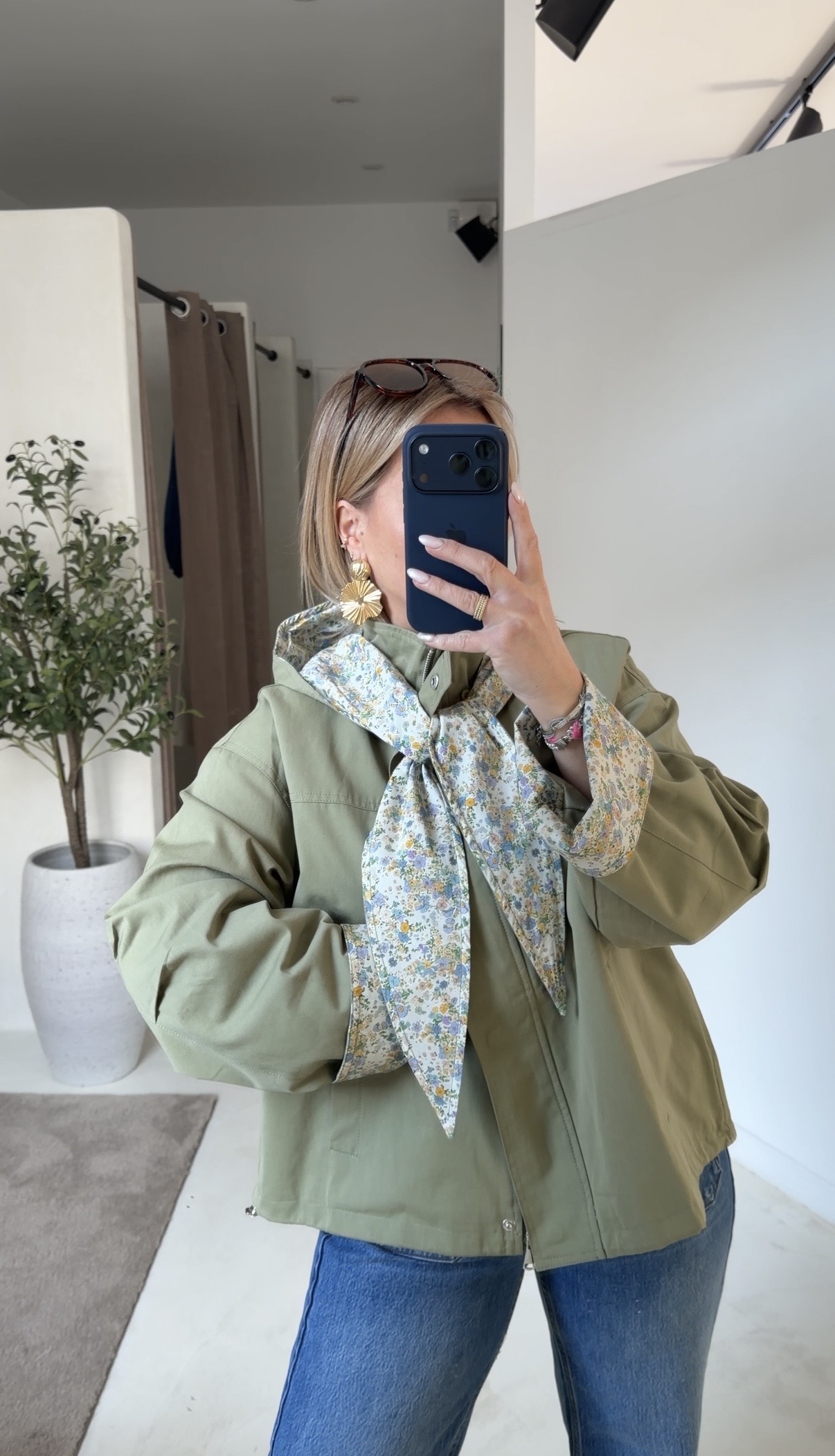 Parka olive avec capuche fleuris à nouer sur le devant — vue 2