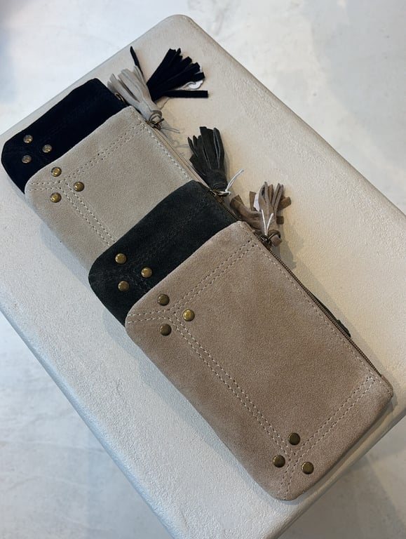 Pochette en cuir de vachette, détails clous - Accessoires | Sodress