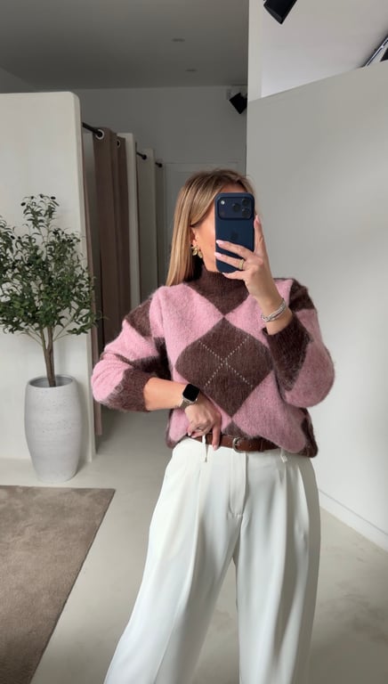 Pull col montant à carreaux, marron et rose