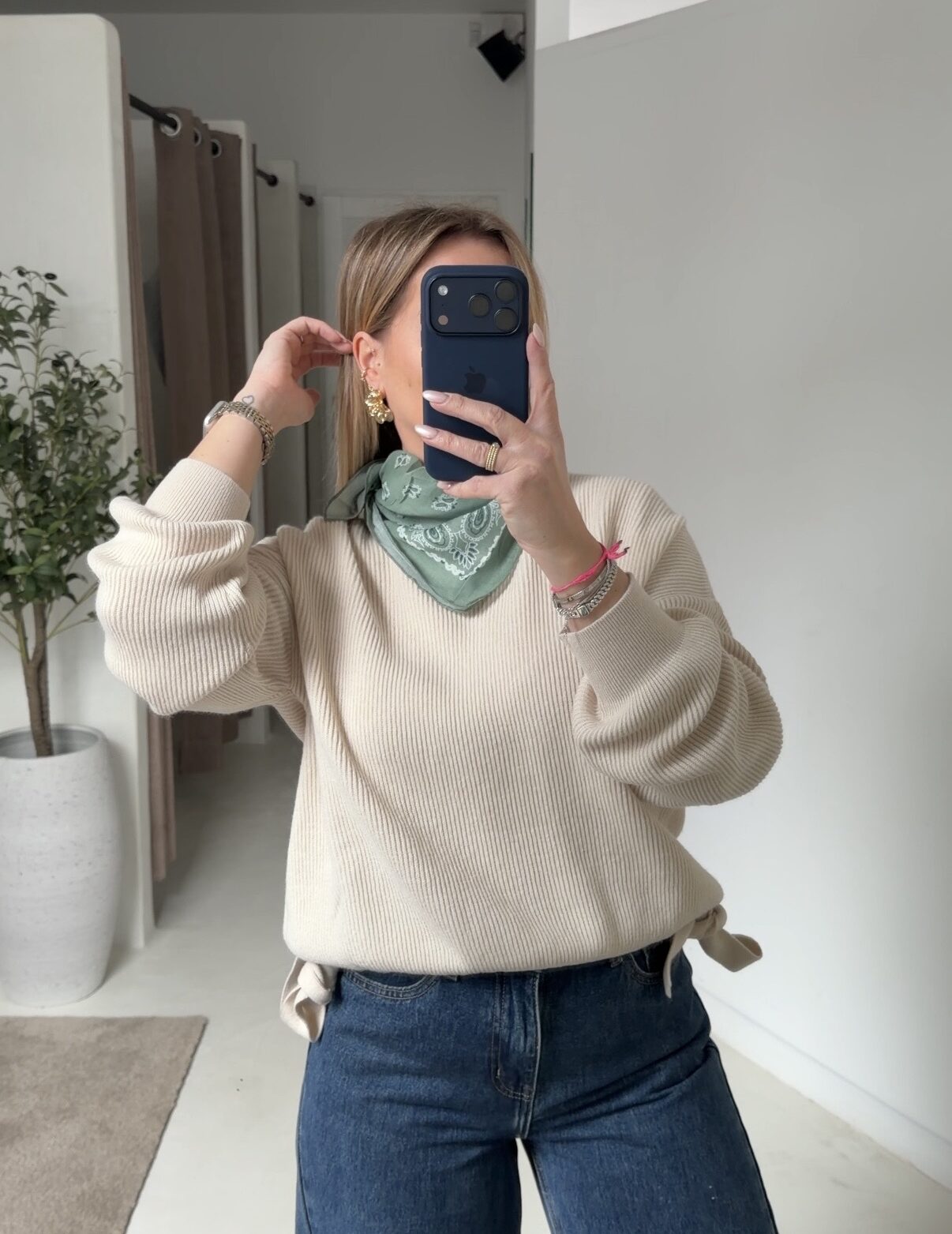 Pull en maille beige, noué sur les côtés — vue 2