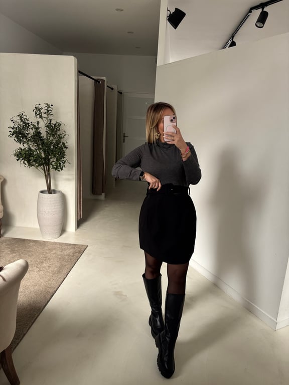 Robe bicolore gris et noir, col montant et ceinture intégrée