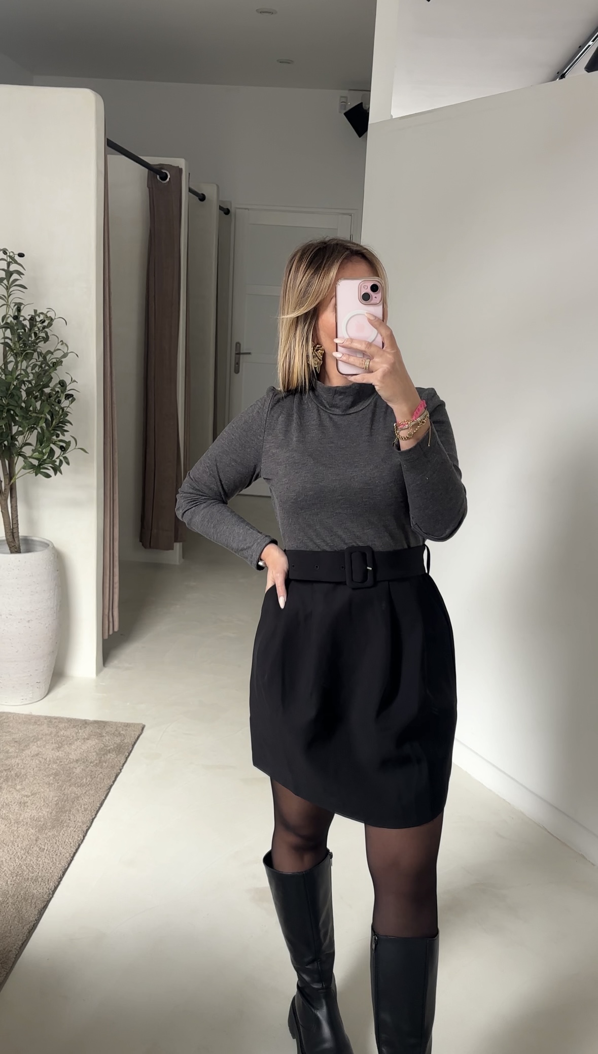 Robe bicolore gris et noir, col montant et ceinture intégrée — vue 2