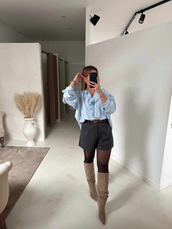 Short gris à pinces, ceinturé