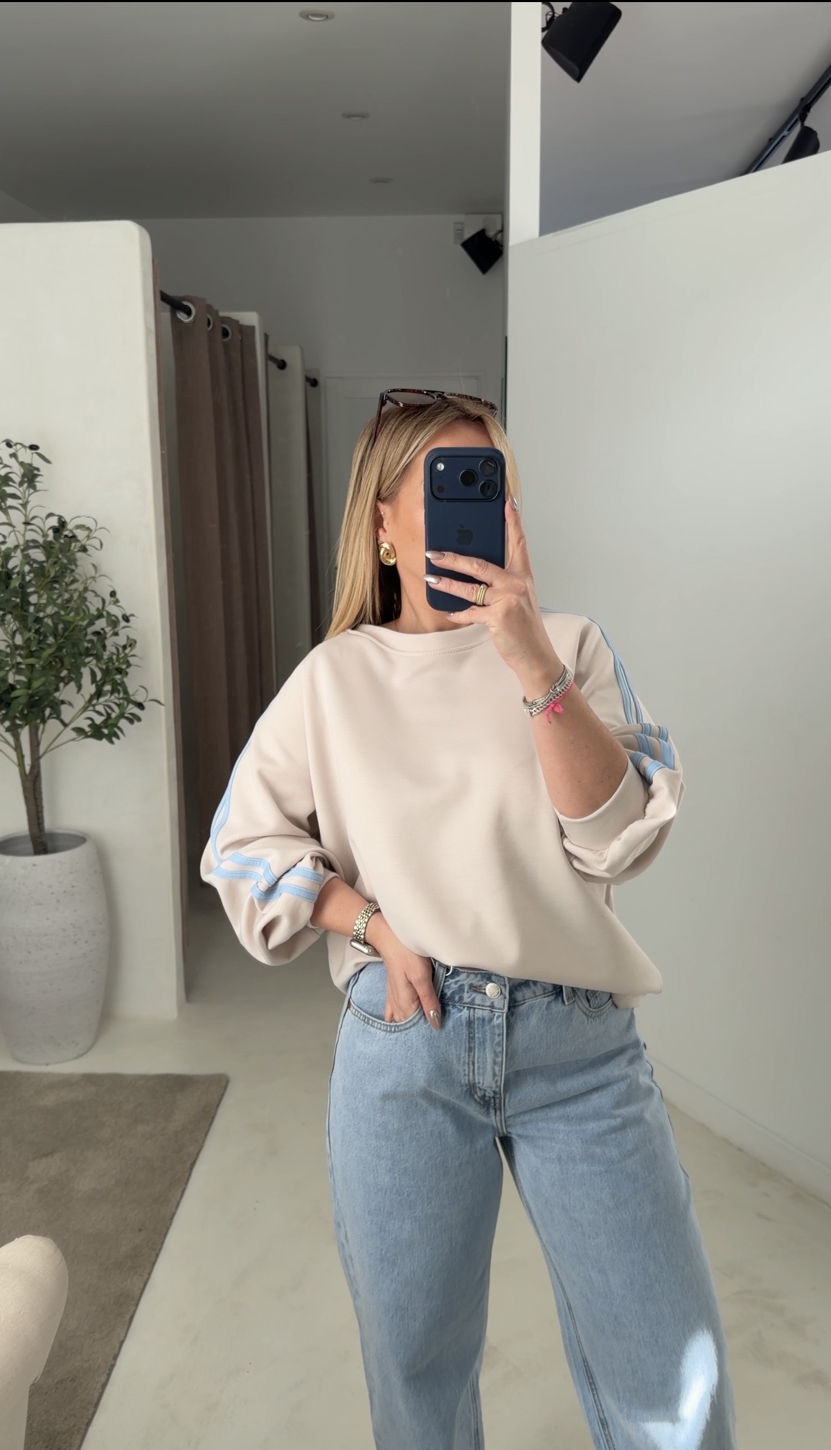 Sweat oversize beige avec bandes bleu — vue 2
