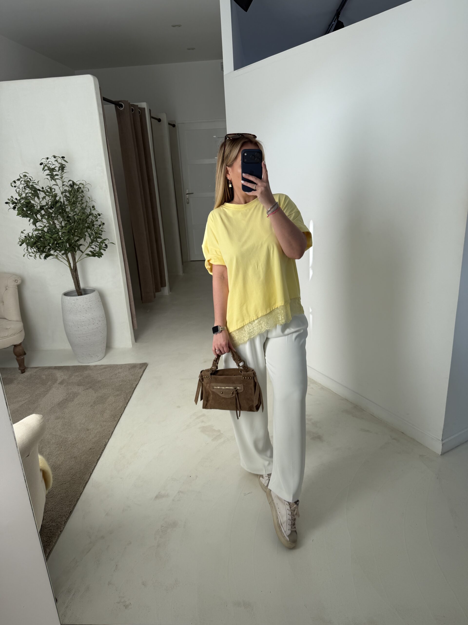 T-shirt jaune avec dentelle asymétrique - Prêt-à-porter | Sodress