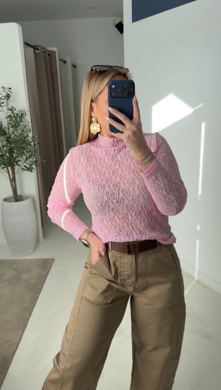 Top en dentelle manches longues rose