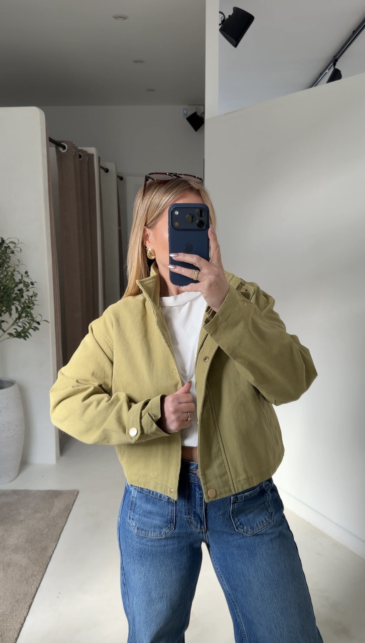 Veste en jean courte olive détails boutons dorés — vue 2