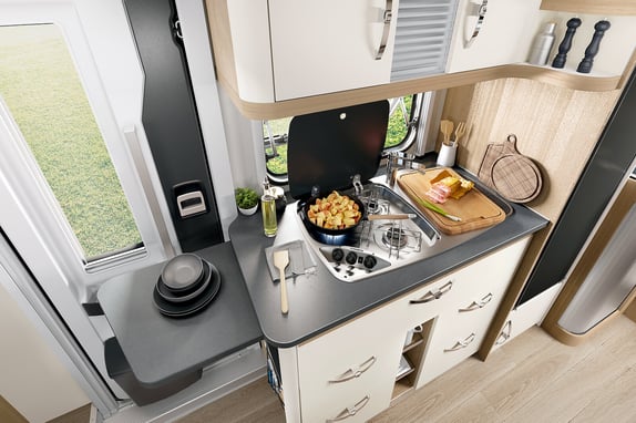 V65_GE_Edition_F_Interior_kuechenblock_03_BEAR_PRESSE_lowres