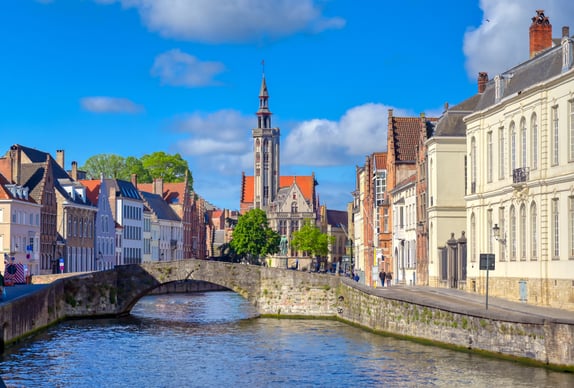 the-canals-of-bruges-brugge-belgium-on-a-sunny-2025-10-17-07-27-15-utc
