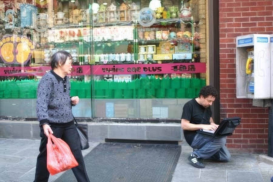 Julian Bleecker war-walking for WiFiKu project