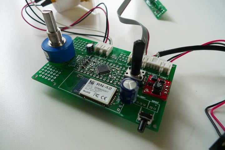 Close-up of the Humbo prototype's N900 interface board and blue 360-degree rotary tuning dial.